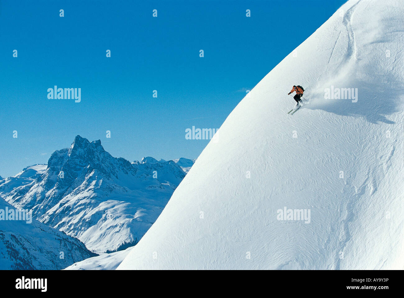 Abseits der Piste Skifahrer auf steilen Steigung, St. Anton Am Arlberg, Tirol, Österreich Stockfoto