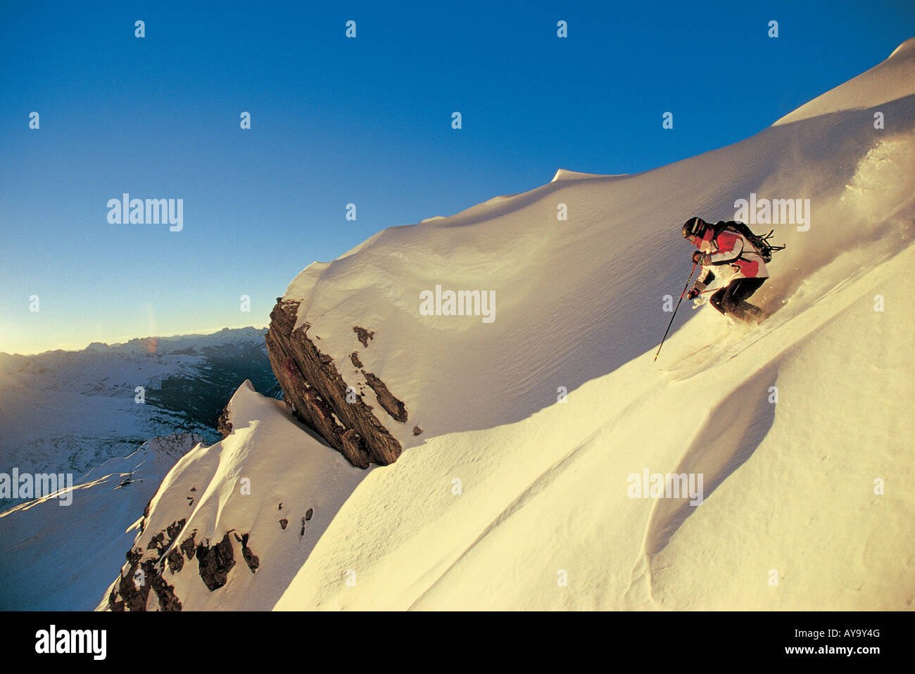 Abseits der Piste Skifahrer auf steilen Steigung, St. Anton Am Arlberg, Tirol, Österreich Stockfoto
