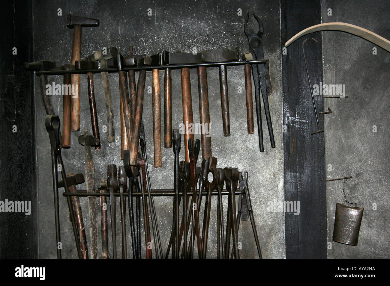 Historische Smith Hämmer und Schmieden Werkzeuge Stockfoto