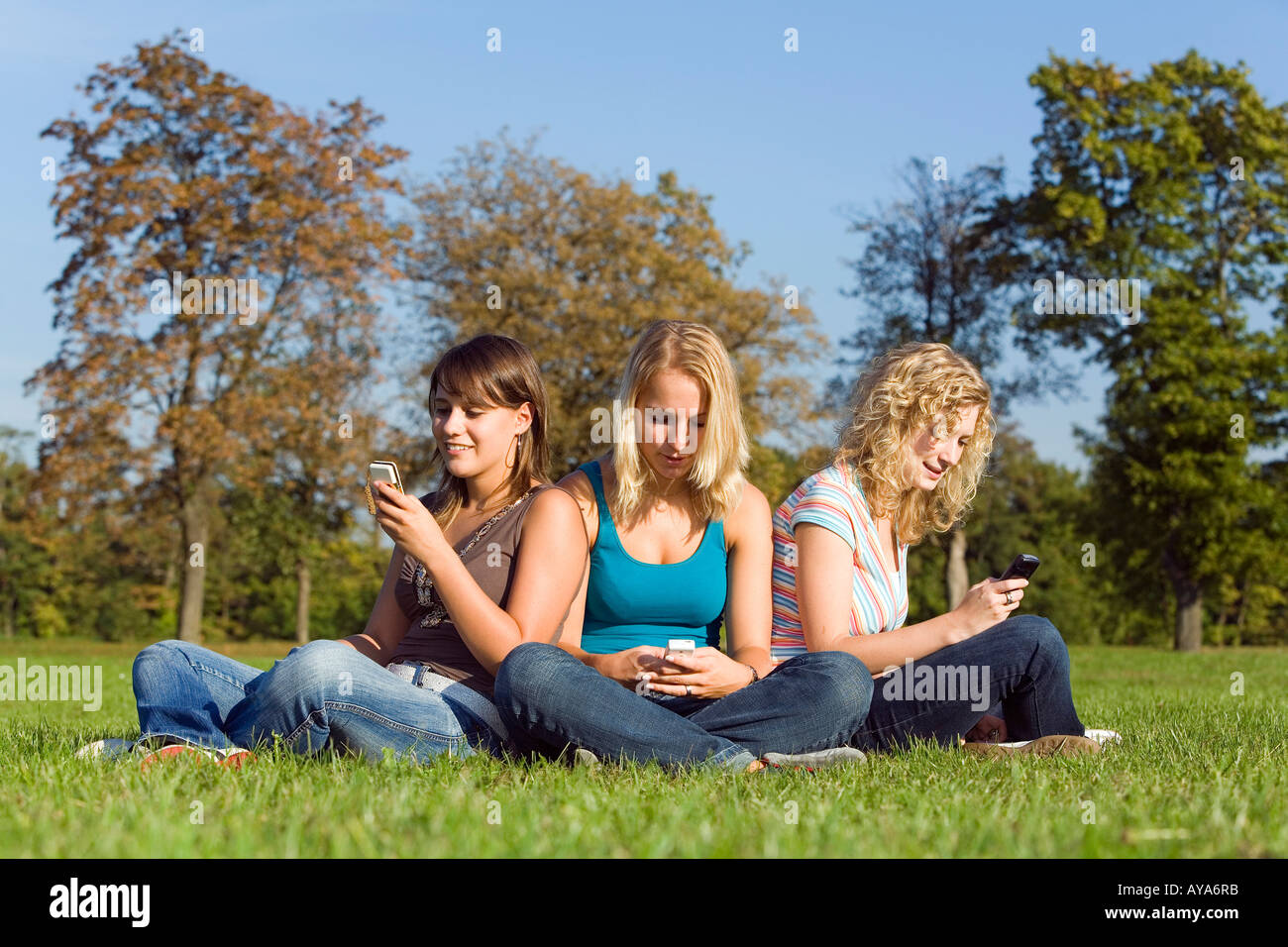 Zwei junge Frauen hören zusammen Sie die Musik von einem MP3-Player Stockfoto