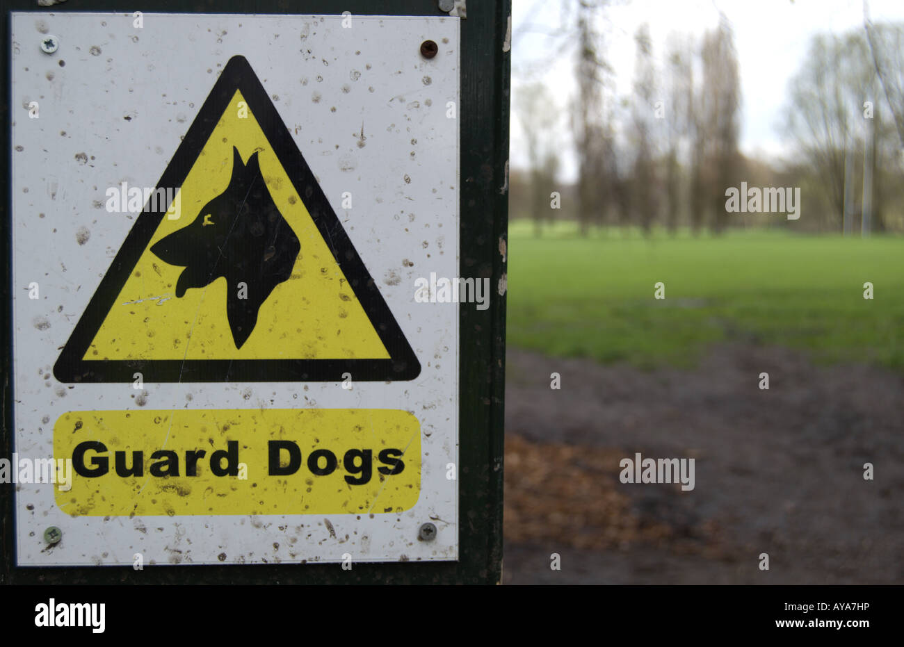 Schmutz bespritzt Schild Warnung der Wachhunde, am marble Hill Park, Twickenham, Middlesex, in der Nähe von London, england Stockfoto