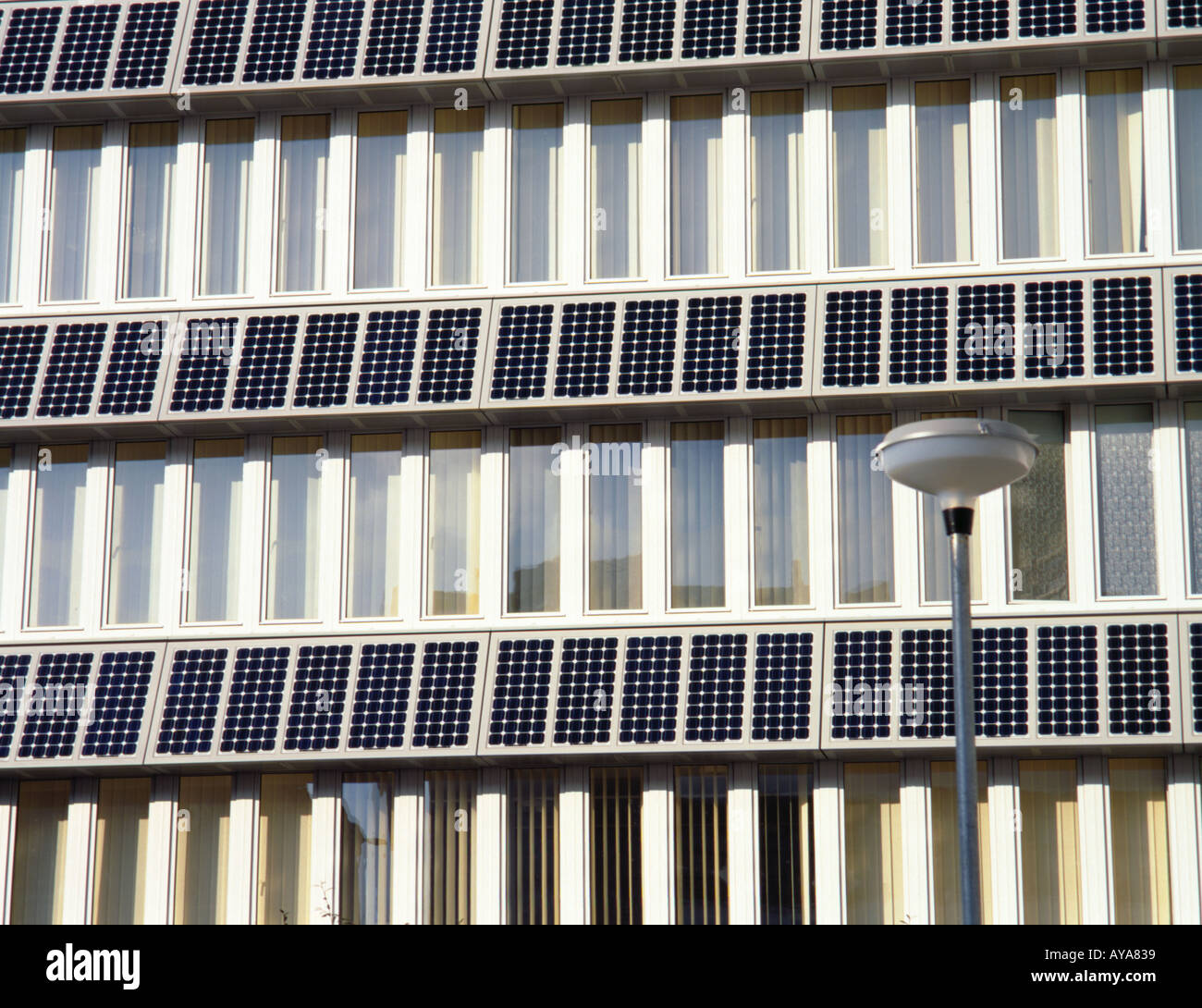 Solar-Panels auf der "Northumbria Building", University of Northumbria, Newcastle Upon Tyne, Tyne and Wear, England, UK. Stockfoto