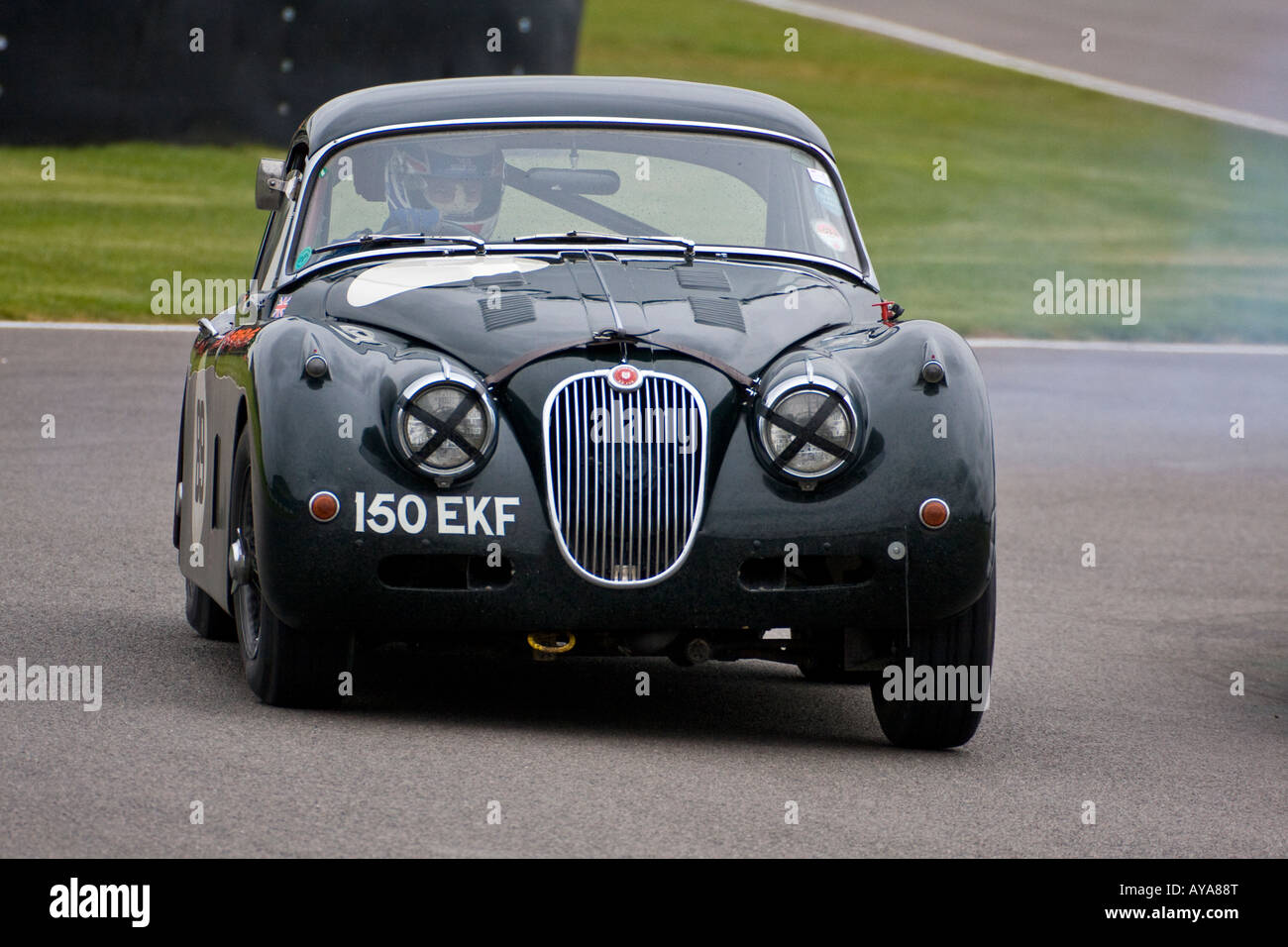 1959-Jaguar XK 150 FHC während des Sprints GRRC Frühling bei Goodwood, Sussex, UK. Stockfoto