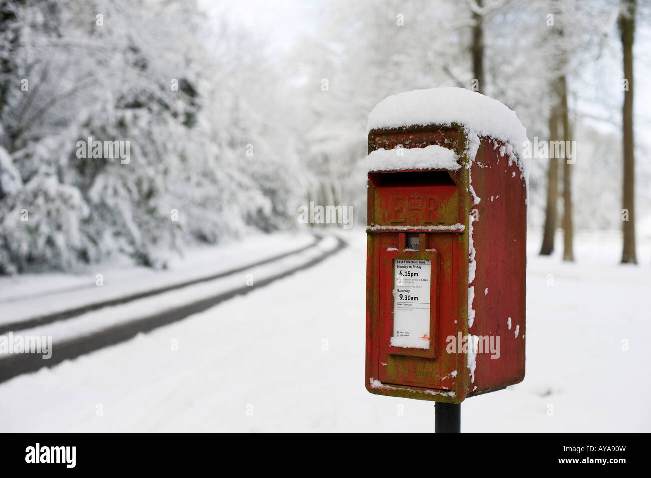 Königliche Post Briefkasten im Schnee. Großen Tew, Oxfordshire, England Stockfoto