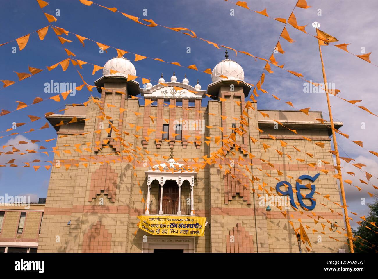 Fassade des Sikh-Tempel geschmückt mit Fahnen für Festival Vaisakhi Sri Guru Singh Sabha Hounslow Middlesex UK März 2008 Stockfoto