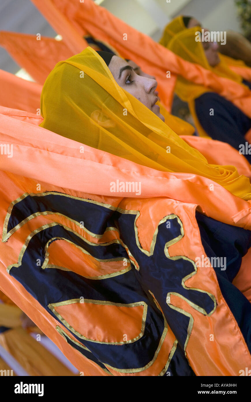 Sikh-Frauen tragen Sikh Flagge im Inneren Tempel oder Gurdwara auf dem Festival von Vaisakhi Sri Guru Singh Sabha Hounslow Middlesex UK Stockfoto