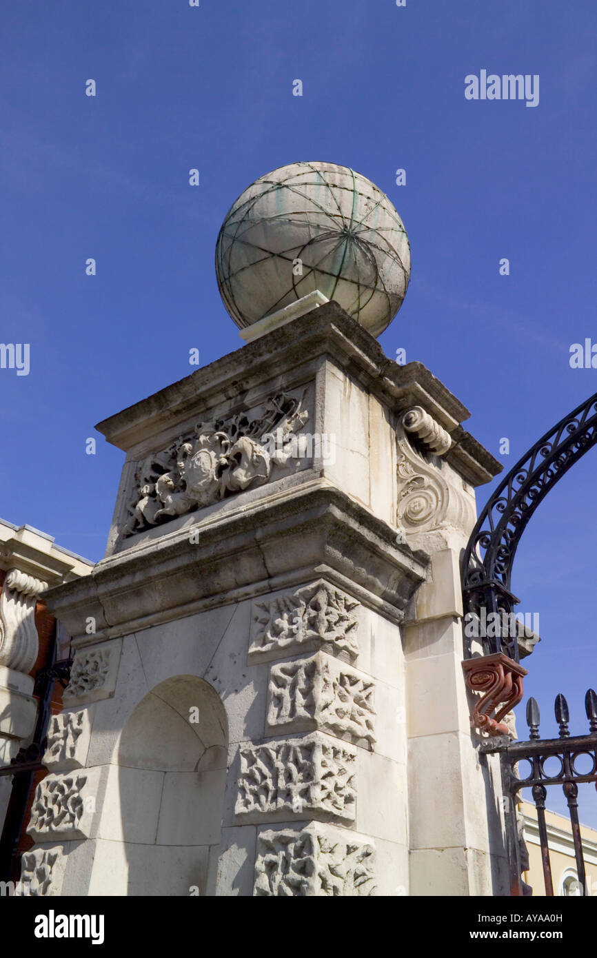 Globus oberhalb des Tores Beiträge am Royal naval College in Greenwich Stockfoto