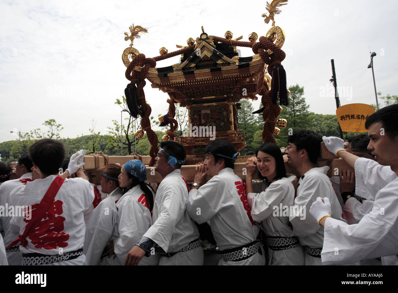 Asia Tokyo Japan Procession carries Shinto shrine down street toward front entrance to Palace Hotel Stockfoto