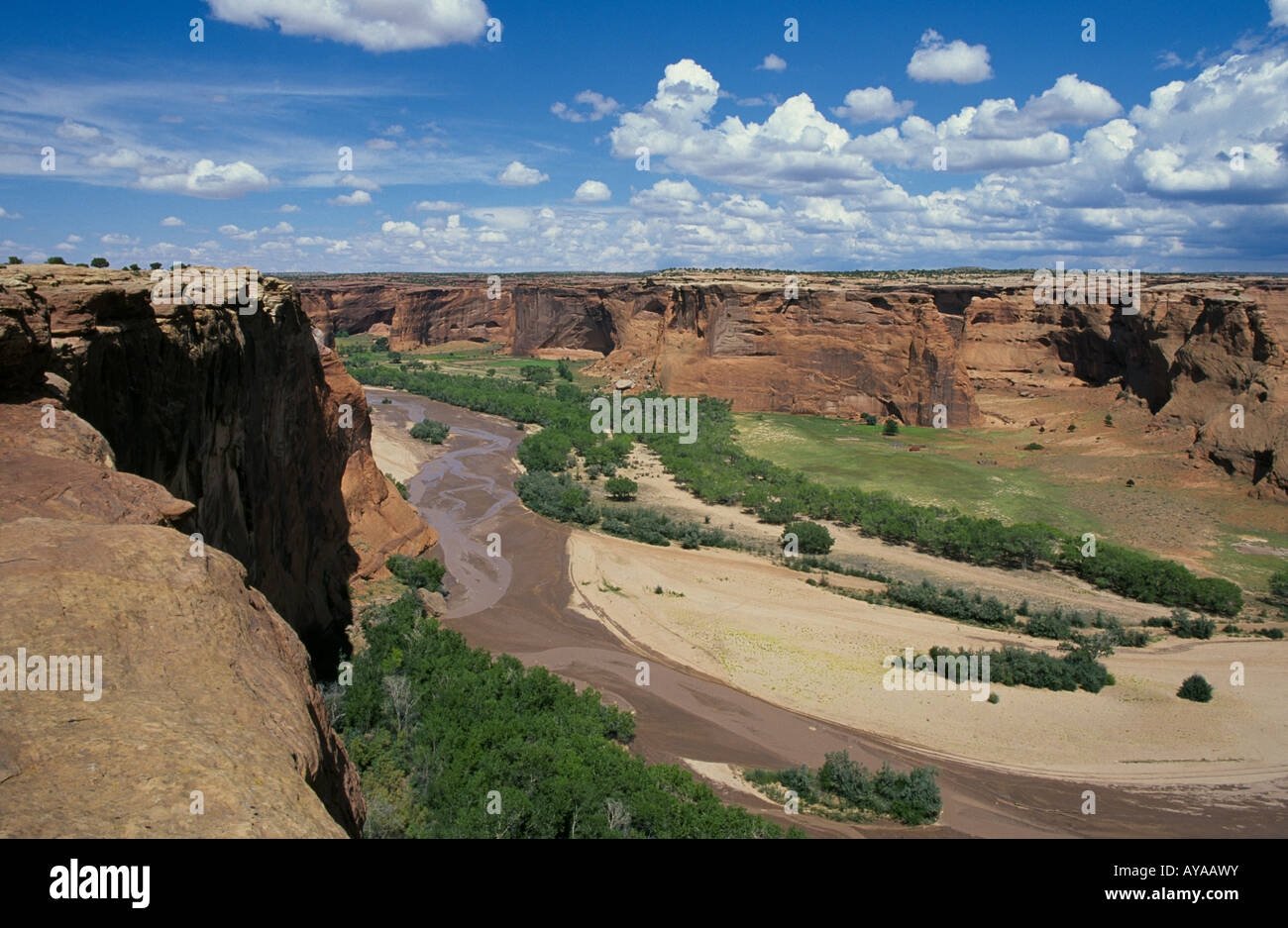 Ein Blick auf den erodierten Canyonwänden Riverbed und Sandstein des Canyon de Chelly National Monument Stockfoto