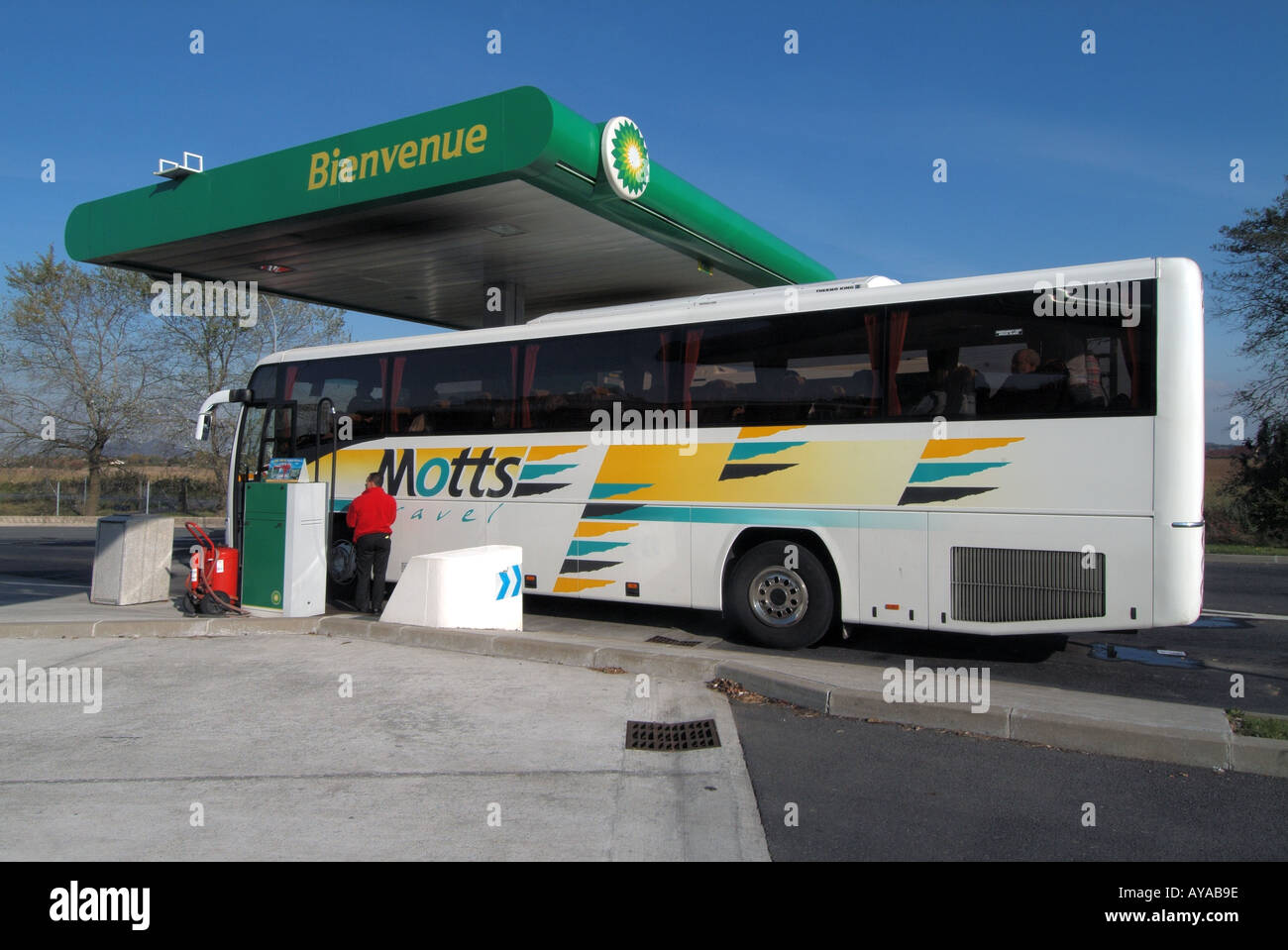 Französisch BP Autobahnraststätte zwischen Paris und Calais UK Bus mit fahrer Tanken Diesel vor der Kreuzung Kanal Frankreich Europa Stockfoto