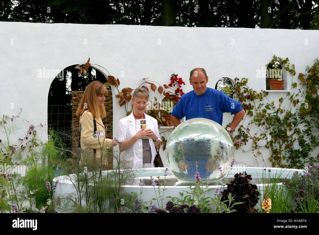 UK Cheshire Knutsford Tatton Hall RHS Flower Show Tim und Kate Rayners Oase Al Fresco mit Thelma Barlow Stockfoto