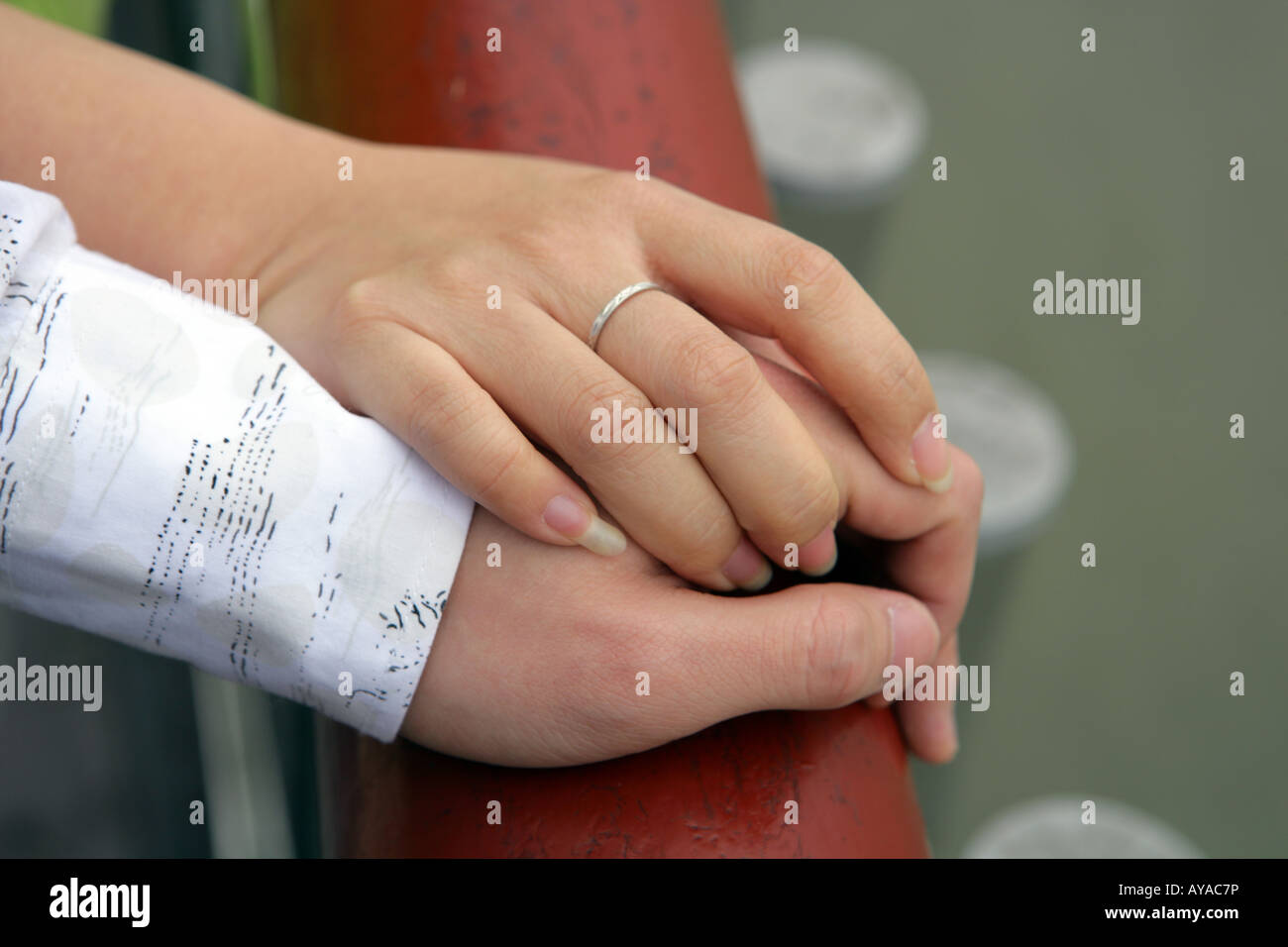 junges Paar Hand in Hand an den Bund Stockfoto