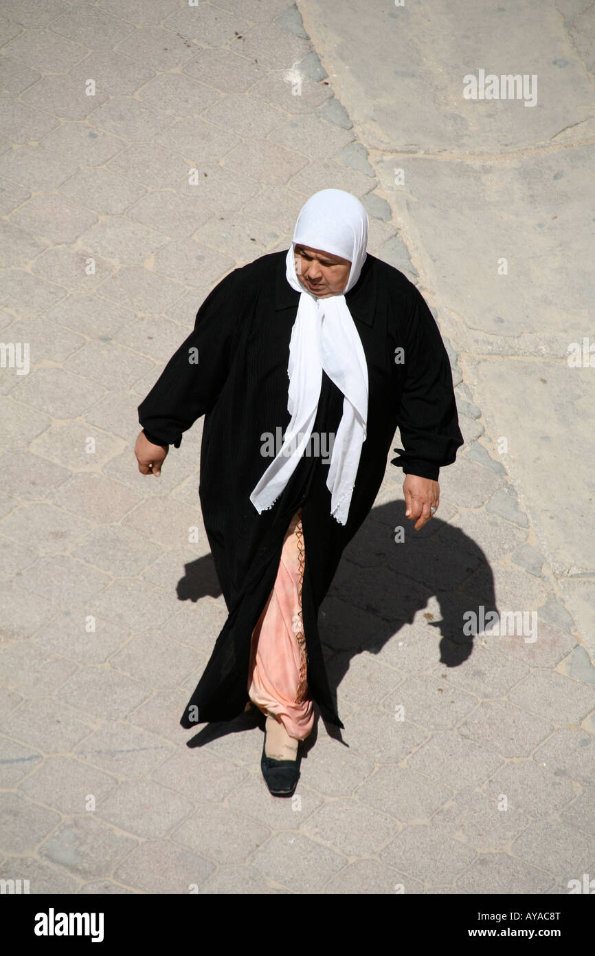 Frau zu Fuß in Kairouan, Tunesien Stockfoto