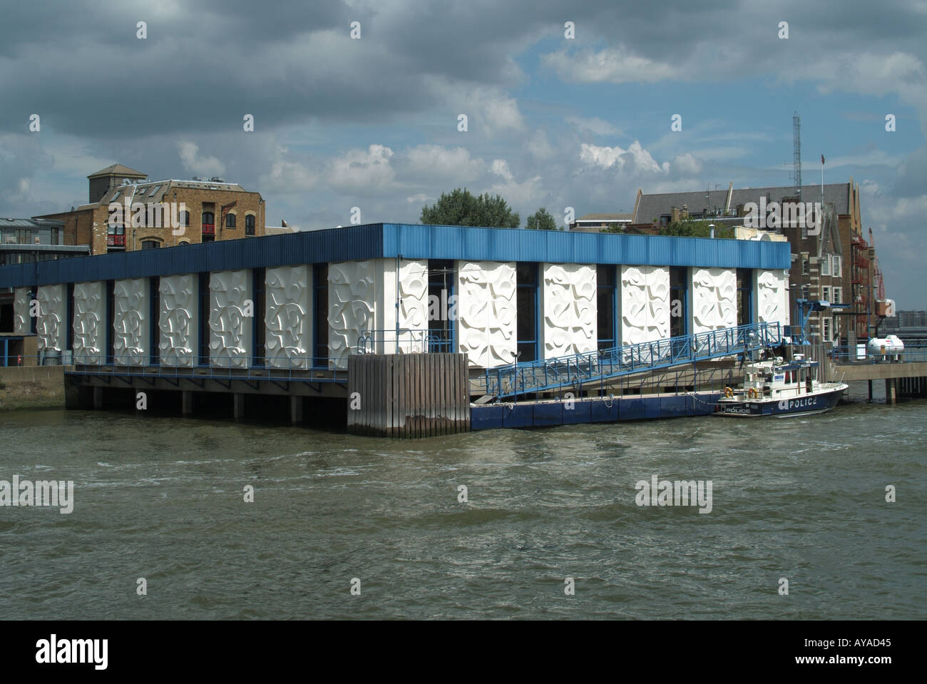 Wapping East London Tower Hamlets Fluss Themse am Ufer Hauptquartier der Metropolitan Police River division Stockfoto