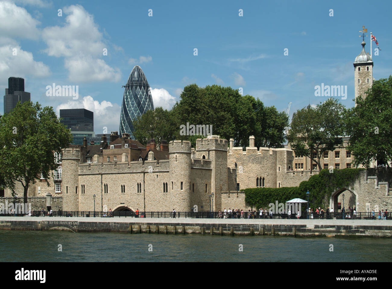 Turm von London zum UNESCO-Weltkulturerbe mit Skyline der Stadt darüber hinaus einschließlich Swiss Re Gurke Gebäude und Nat Westturm Stockfoto