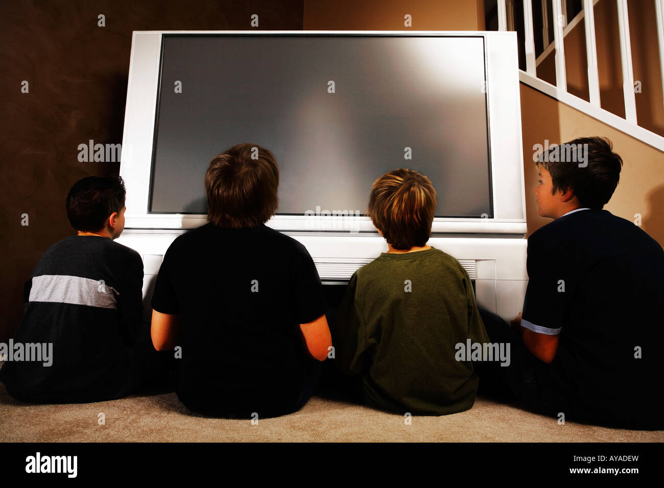 Jungen vor einem Fernseher Stockfoto