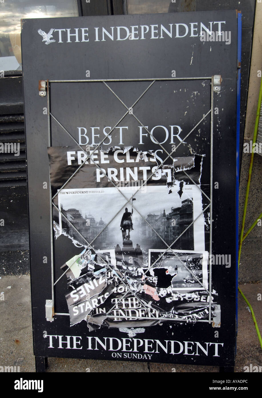 Ein Pflaster-Plakat mit dem Logo der Independent on Sunday Zeitung und eine zerrissene Seite. Stockfoto