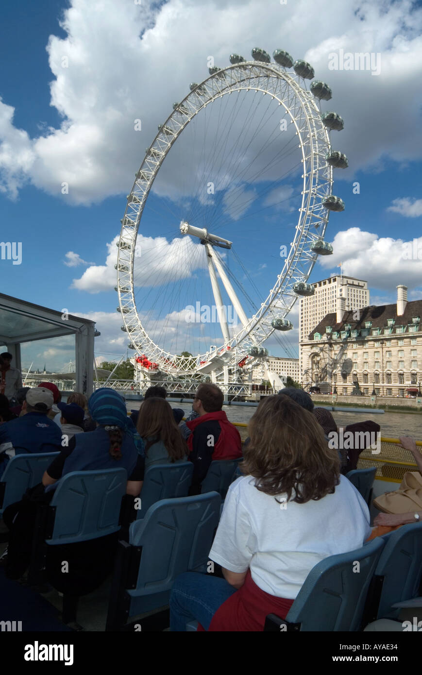 London Themse Passagiere auf Tourenboot mit Shell Centre und British Airways Millennium eye Riesenrad über Stockfoto