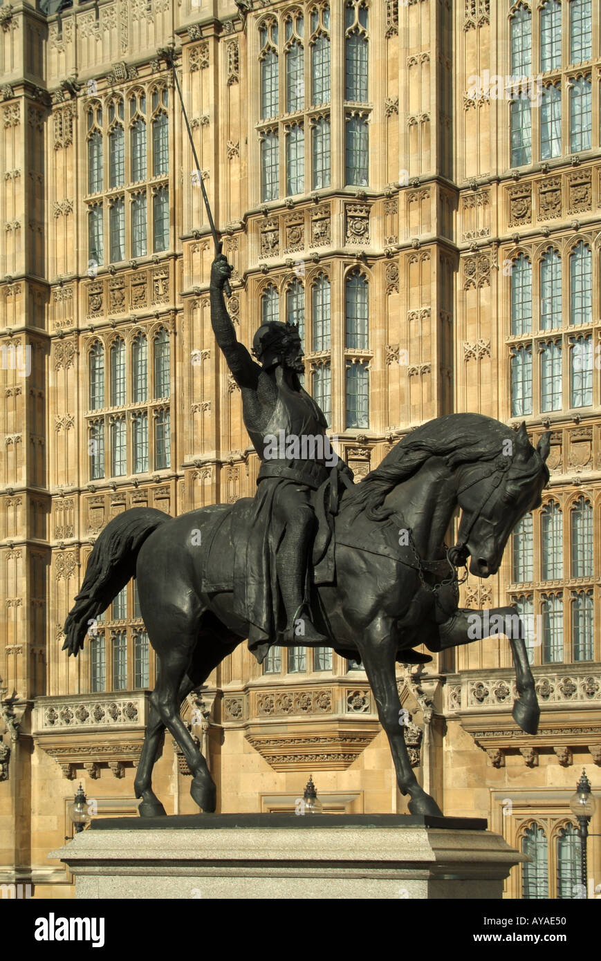 London City of Westminster Statue von Richard 1 zunächst auf dem Pferderücken außerhalb des House Of Lords Stockfoto