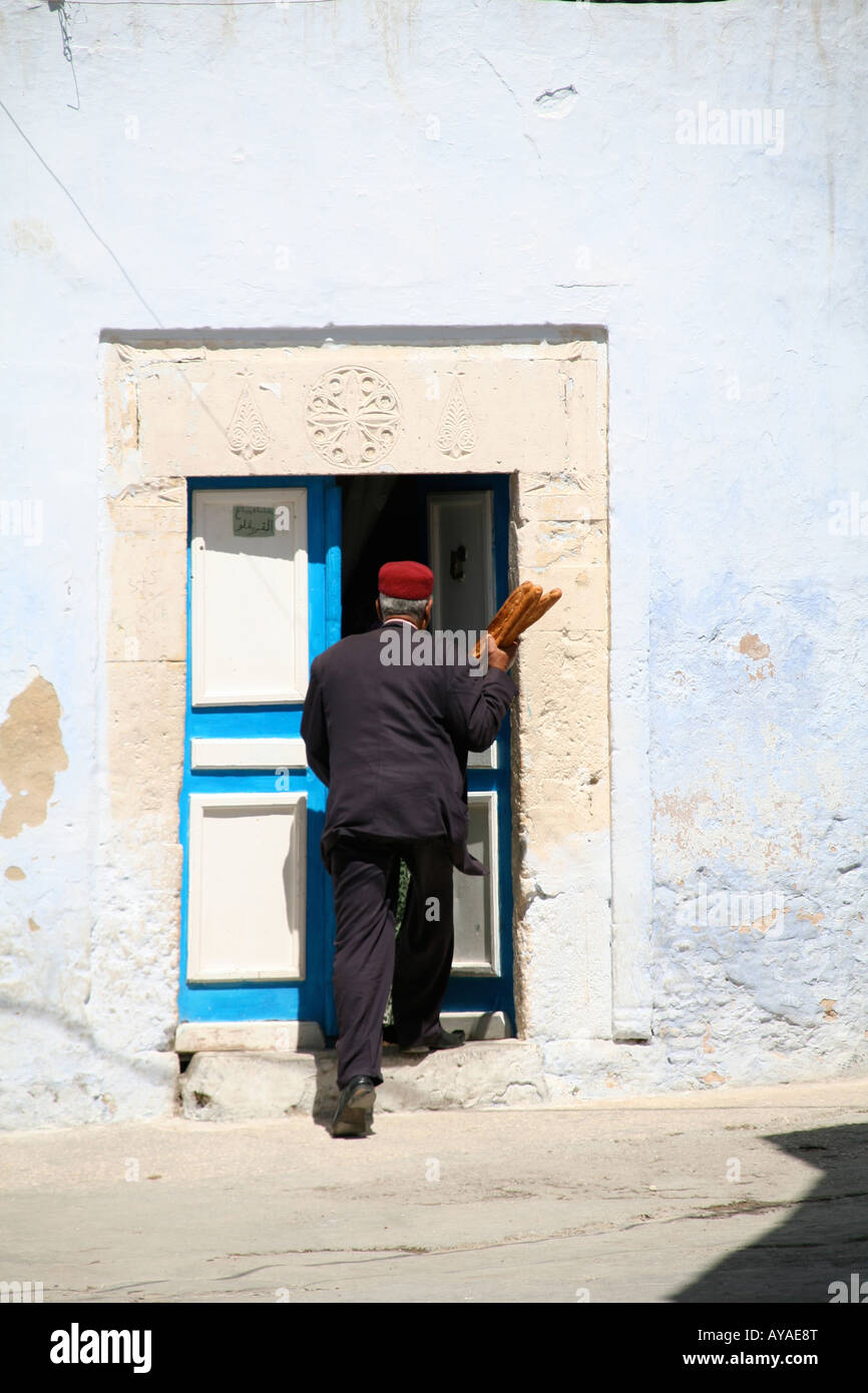Hadrien Mann betritt Tür in Kairouan Stockfoto