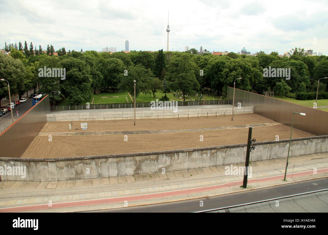 Schauen unten an der Bernauer Straße von der Berliner Mauer Dokumentationszentrum eine Fläche erhalten, wie es zwischen 1961 bis 1989 war. Stockfoto