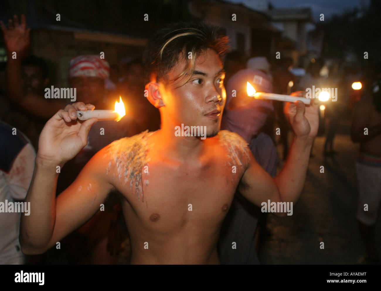 Geißelnden auf Karfreitags-Prozession, ein Mann quält sich mit heißem Kerzenwachs. Marinduque Island, Philippinen Stockfoto