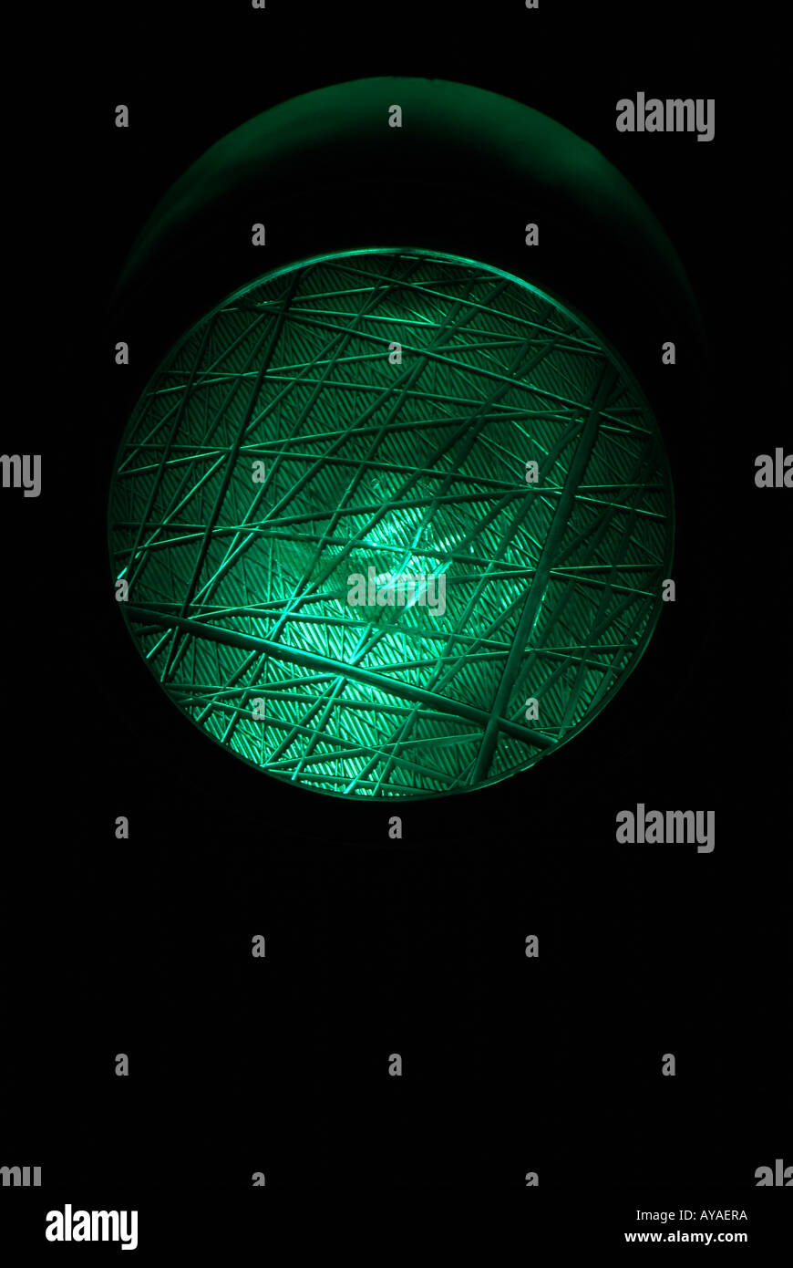 Gehen Sie Licht bei Nacht Ampel grüne Signal anzeigen Stockfoto