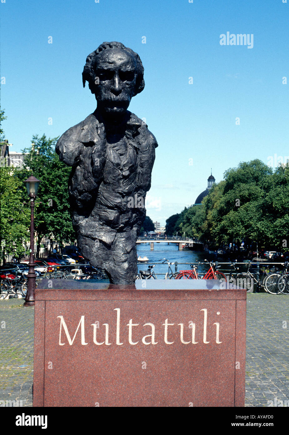 Büste von Multatuli. Ein berühmter niederländischer Autor schrieb Bücher über den Kaffee Handel mit Ostindien Stockfoto