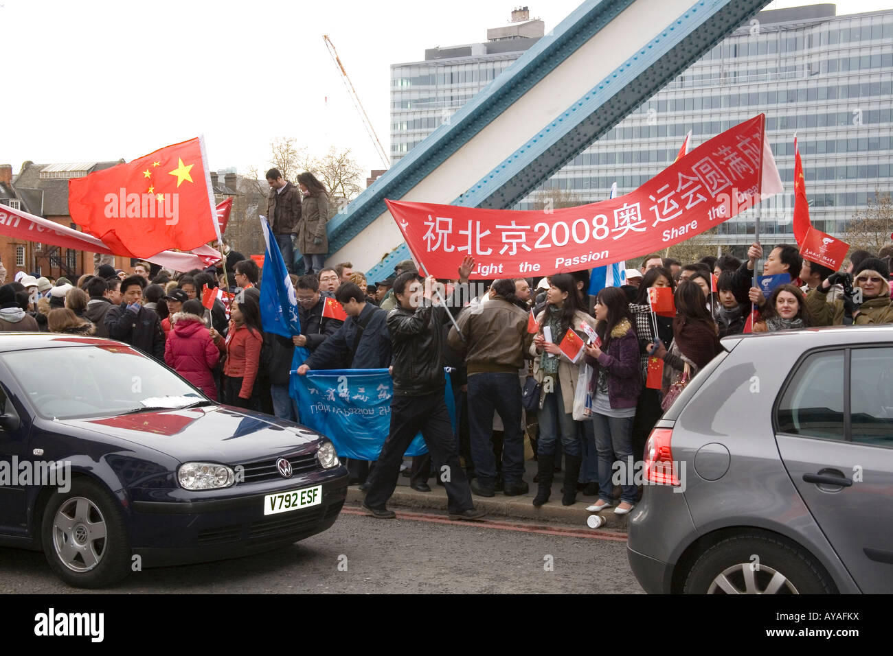 Massen warten auf Paula Radcliffe läuft mit der Beijing Olympischen Fackel über Tower Bridge London England. Stockfoto