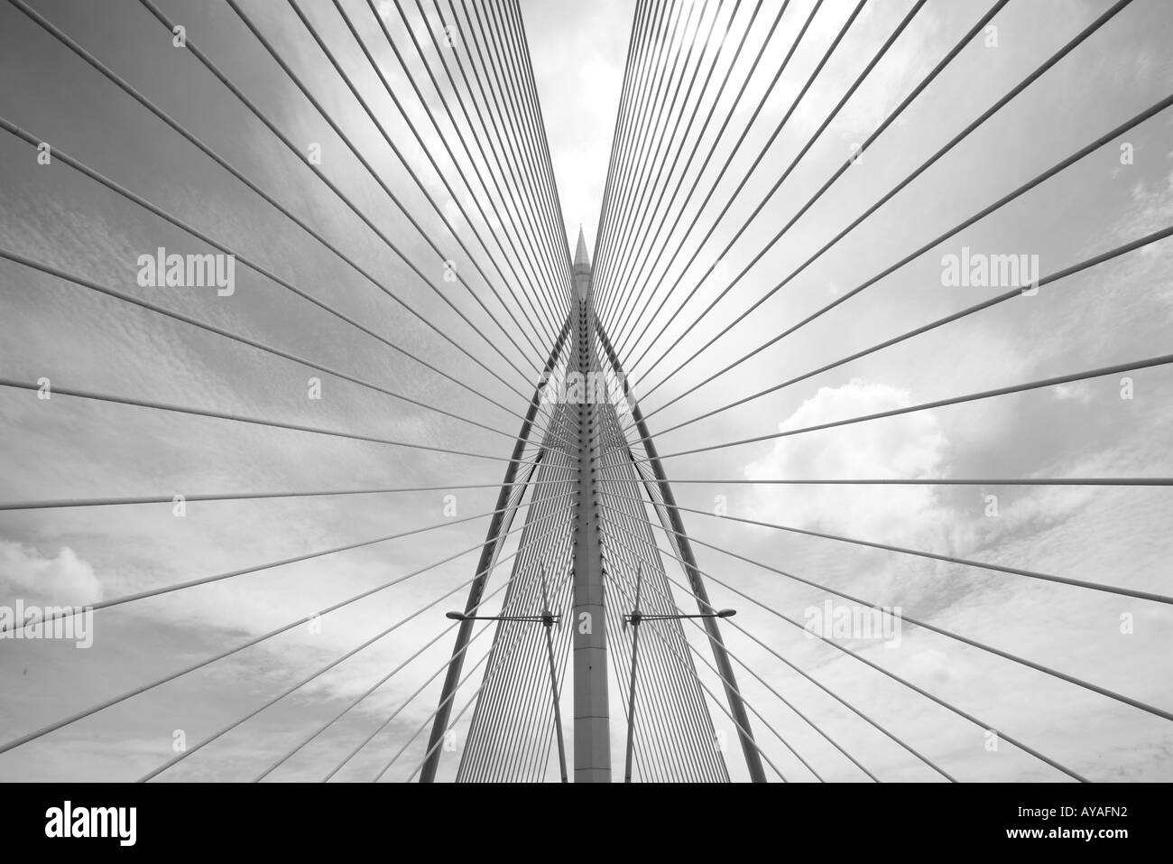 Malaysia Kuala Lumpur konvergierenden Kabel und Masten von Putrajaya Brücke 8 im Zentrum der neuen administrativen Hauptstadt Stockfoto