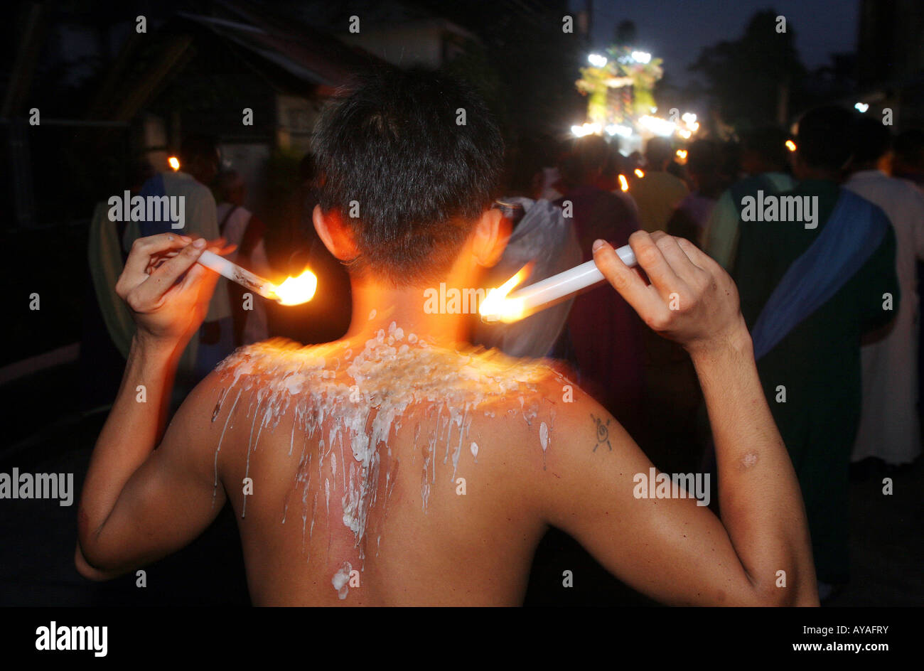 Geißelnden am Karfreitags-Prozession, ein Mann quält sich mit heißem Kerzenwachs. Marinduque Island, Philippinen Stockfoto