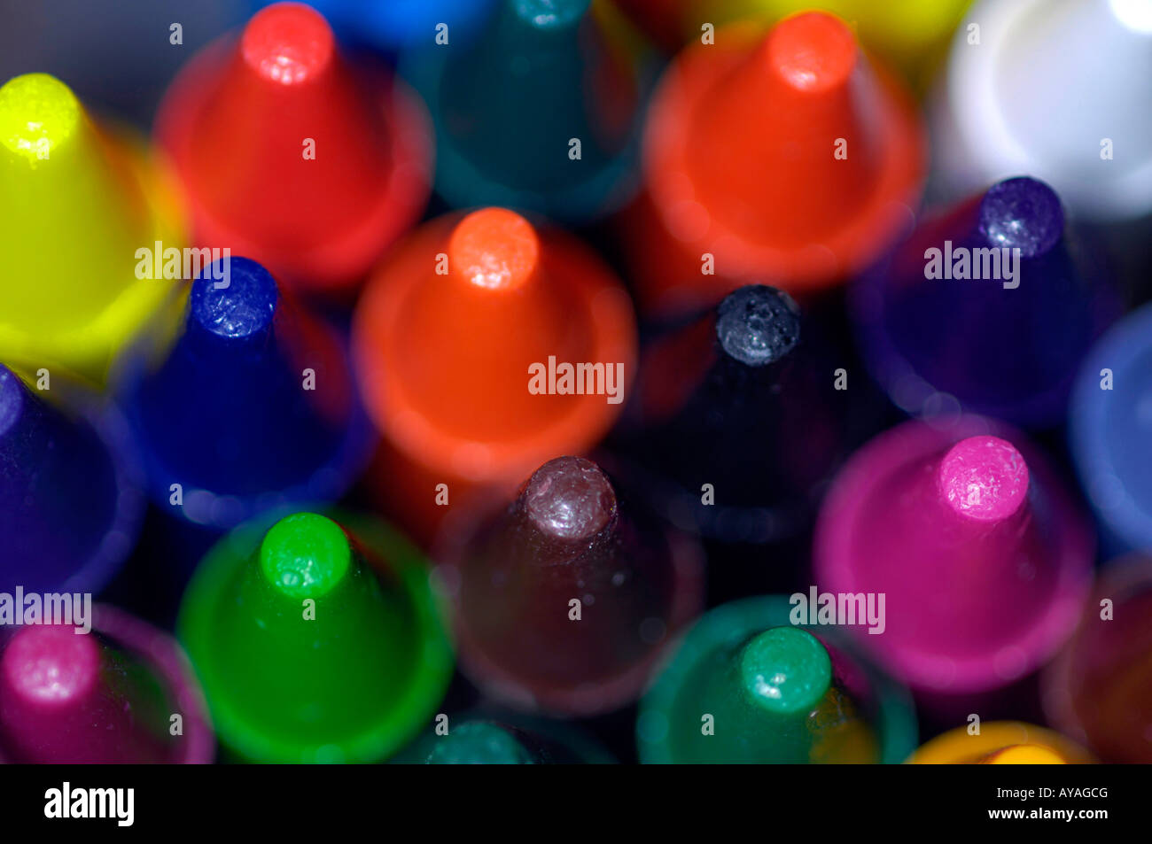 farbigen Wachs Buntstifte Tipps entwerfen Kunst Zeichnung Material Kinder Färbung Stockfoto