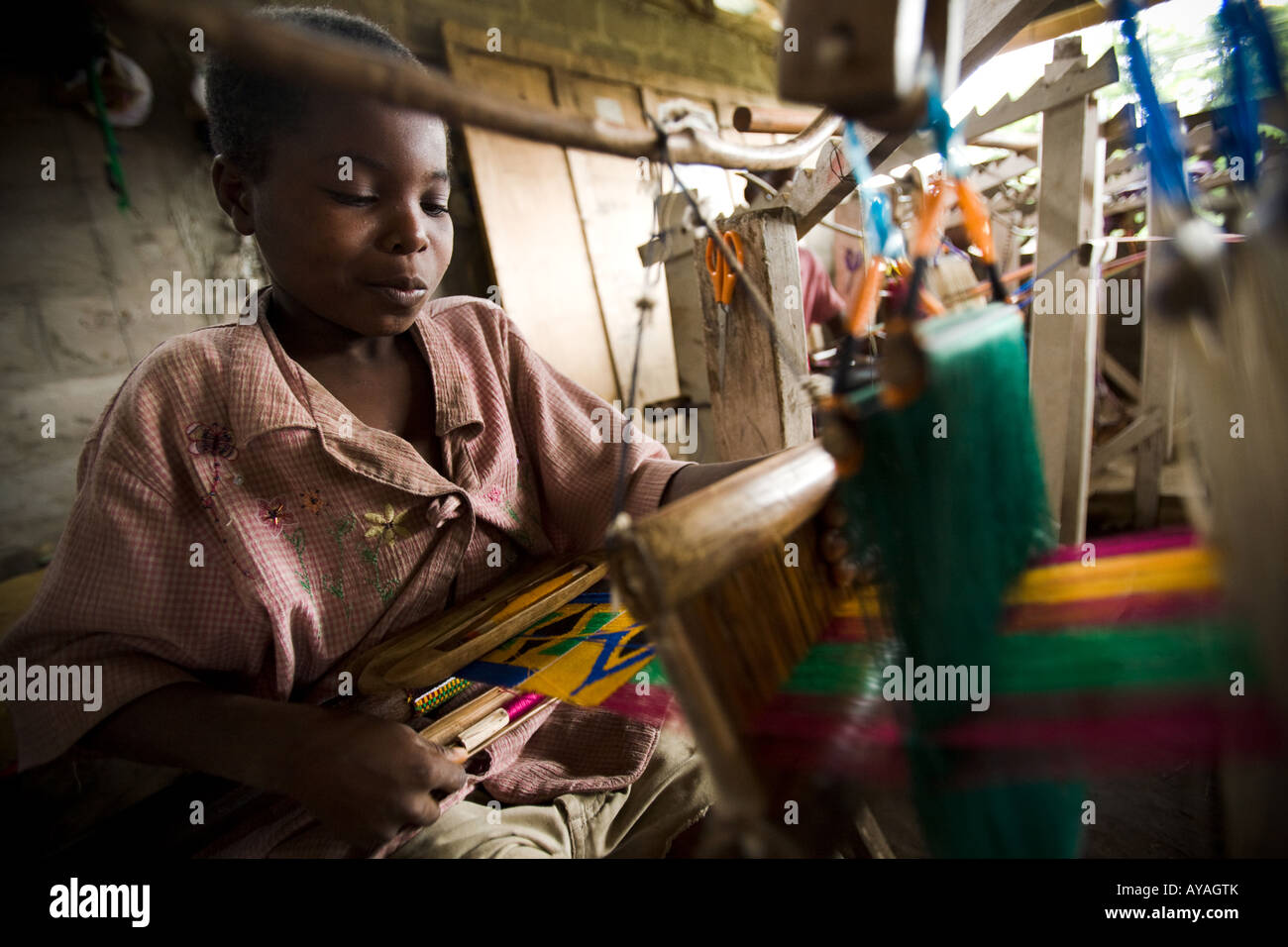 Junge weben Kente Tuch Ghana Stockfoto