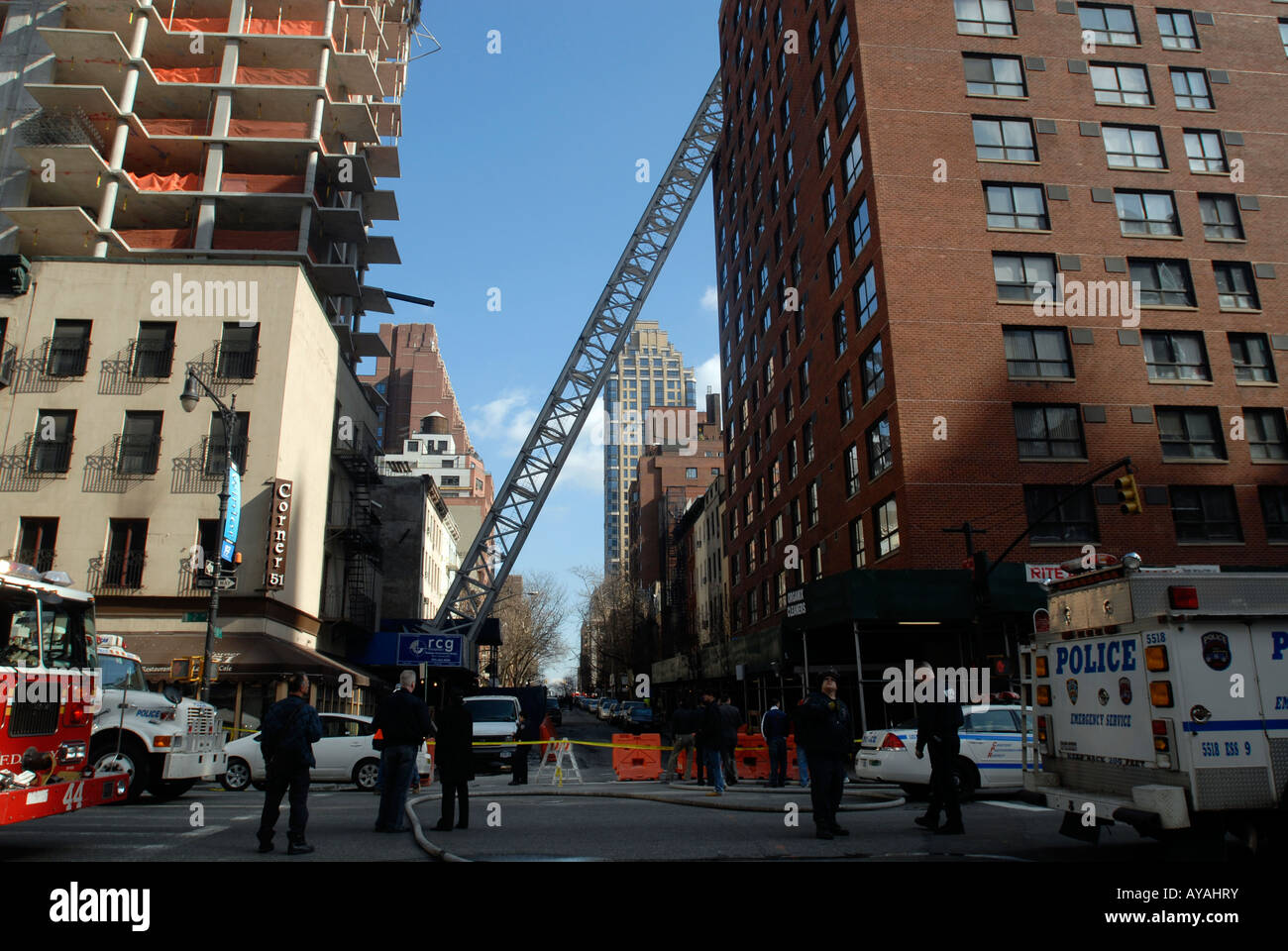Rettungskräfte bei einem Bau-Unfall auf East 51st St Stockfoto
