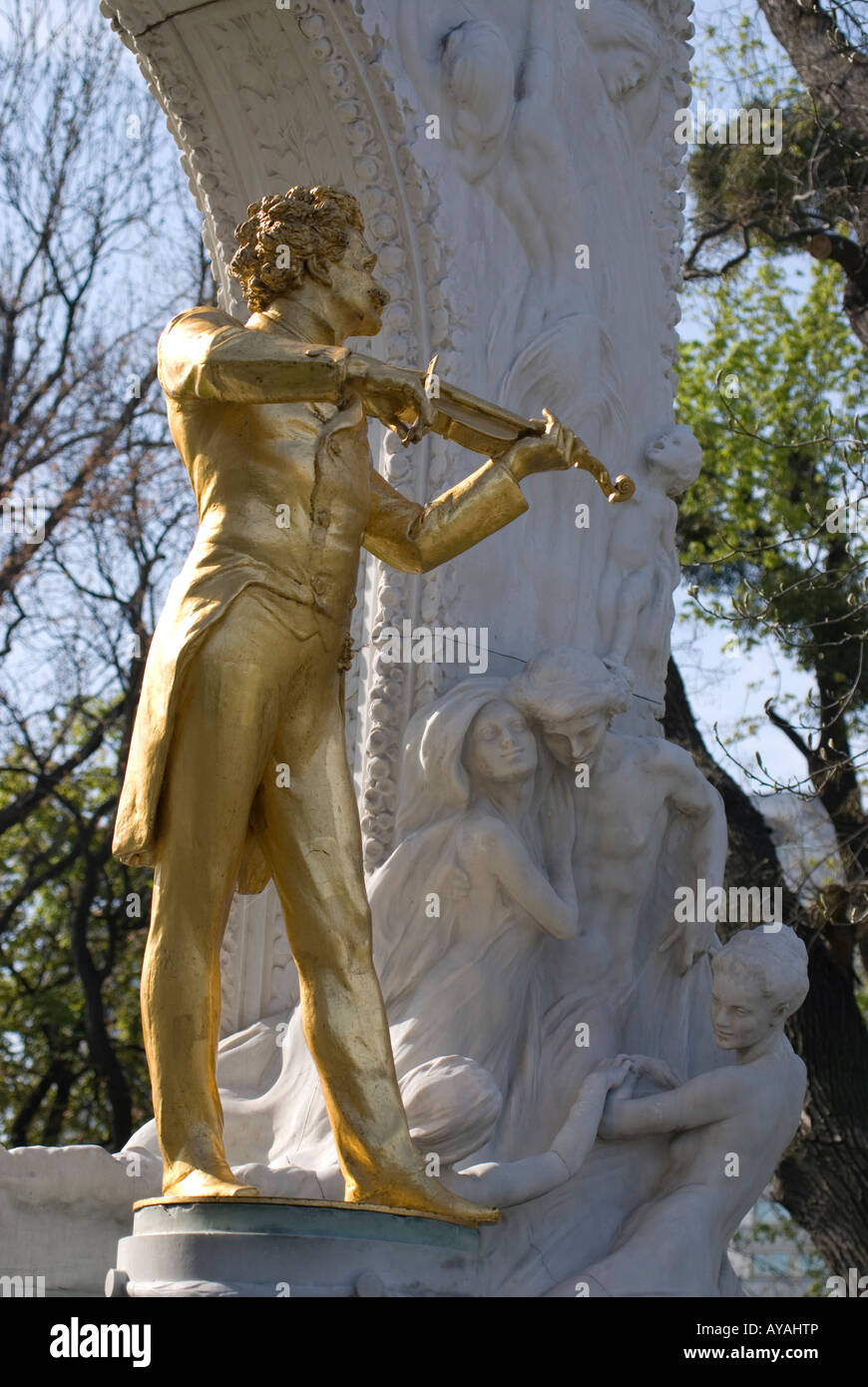 Johann Strauss Walzer auf seiner Geige zu spielen; Gruppe von Menschen (Statuen) hören und bewundern Sie den berühmten Komponisten Stockfoto