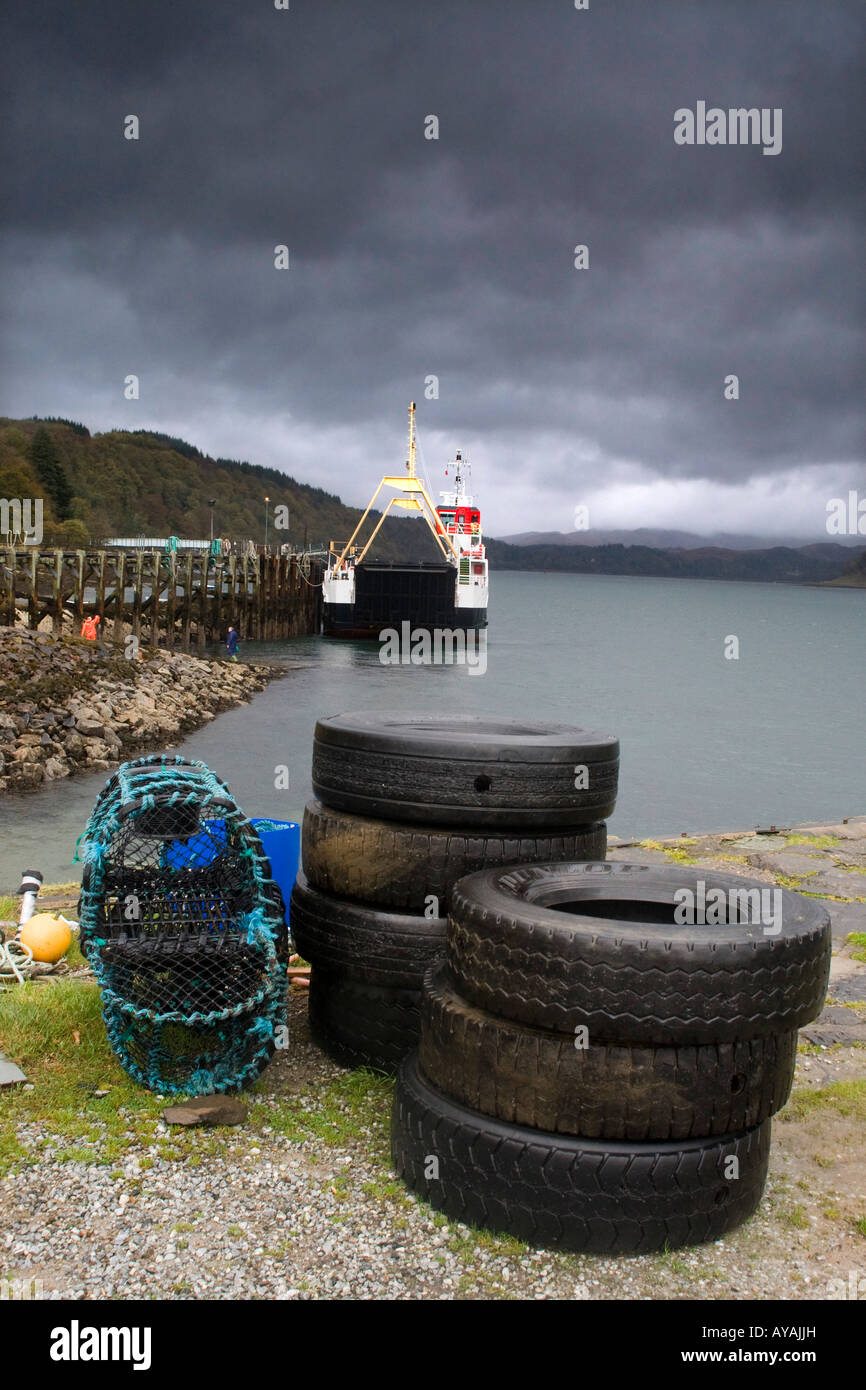 Verwendete Reifen und Hummerfallen auf Gewässerrand, Lochaline, Schottland Stockfoto