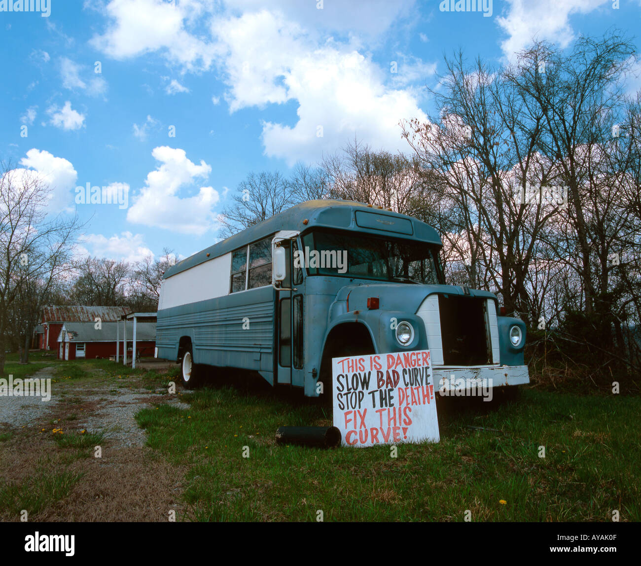 Old School Bus an einer sehr belebten Kreuzung. Stockfoto