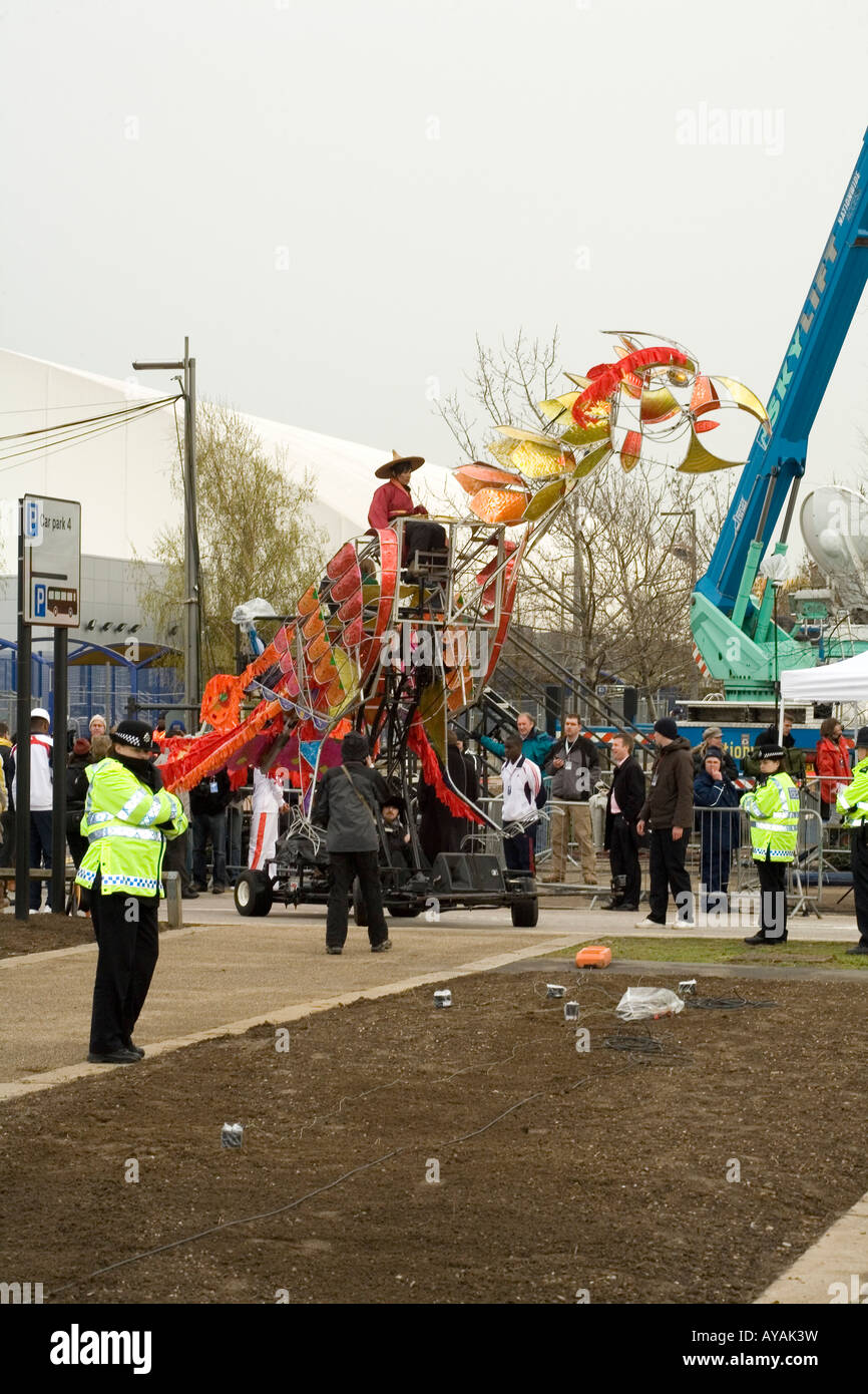 Mechanische rote Riesenvogel unterhalten die Massen warten auf die Beijing Olympische Fackel in Greenwich London übergeben. Stockfoto