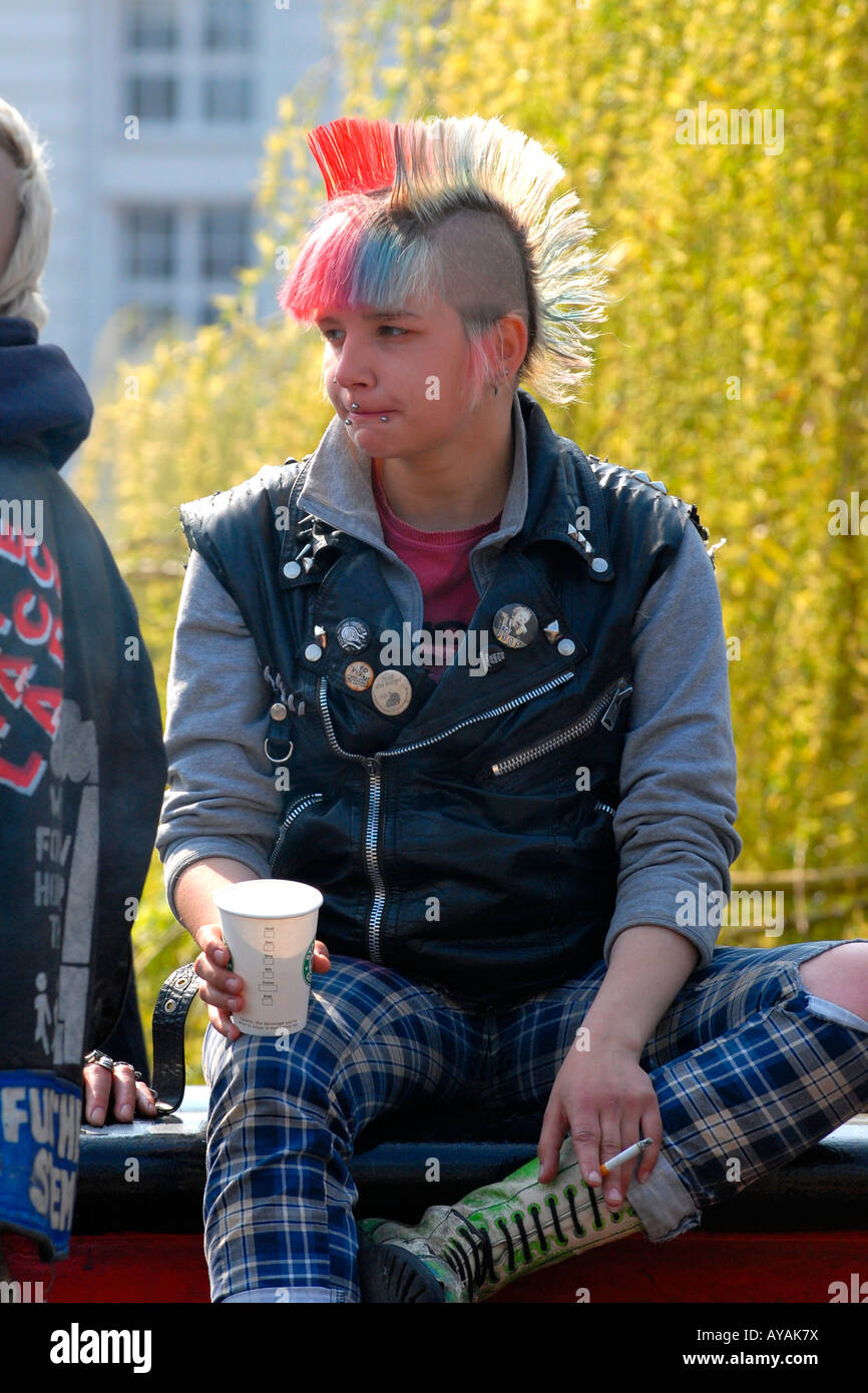 Camden Lock Market Studie der weiblichen Teenager Punk in zerrissenen Jeans und Leder mit rosa blau & blond Hair & Body Piercing Stockfoto