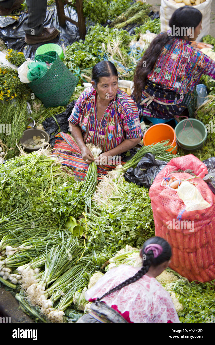 GUATEMALA CHICHICASTENANGO eine Draufsicht des großen indoor indigenen Gemüsemarktes in Chichicastenango Stockfoto