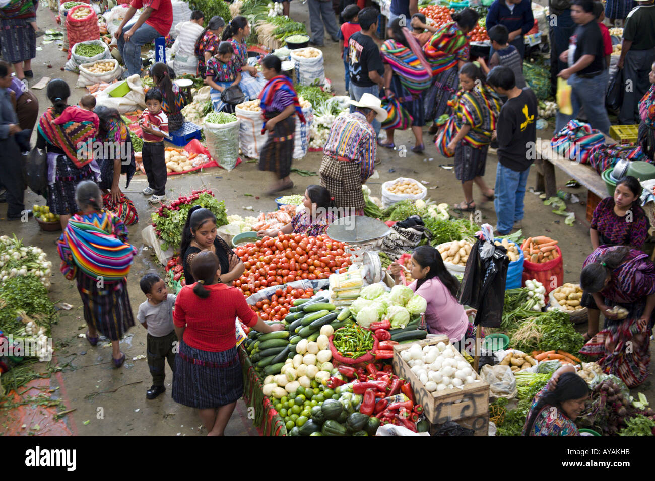 GUATEMALA CHICHICASTENANGO eine Draufsicht des großen indoor indigenen Gemüsemarktes in Chichicastenango Stockfoto