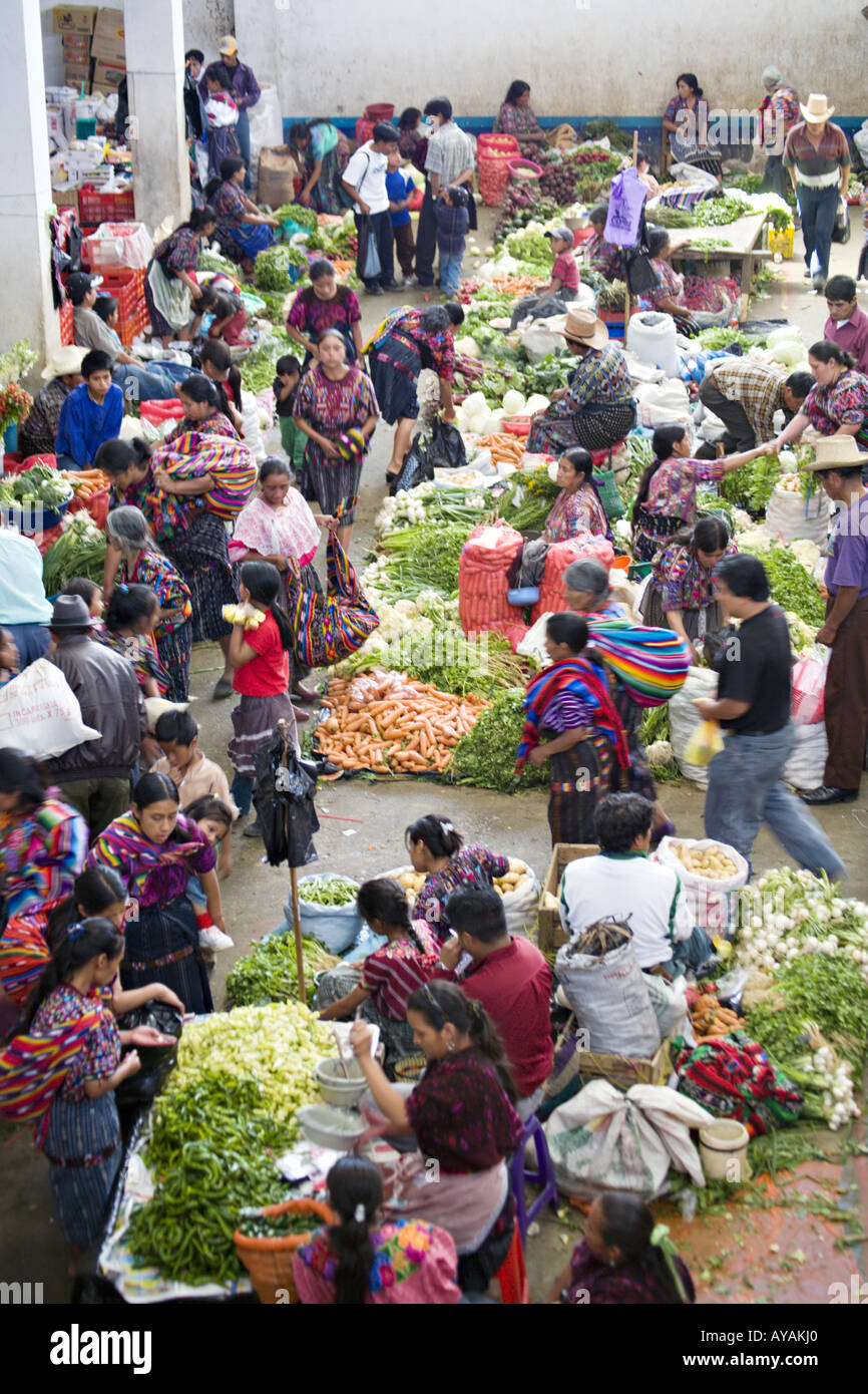 GUATEMALA CHICHICASTENANGO eine Draufsicht des großen indoor indigenen Gemüsemarktes in Chichicastenango Stockfoto