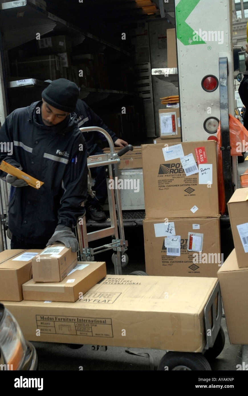 Mitarbeiter von FedEx Sortieren Pakete für die Lieferung in Midtown Manhattan in New York City Stockfoto