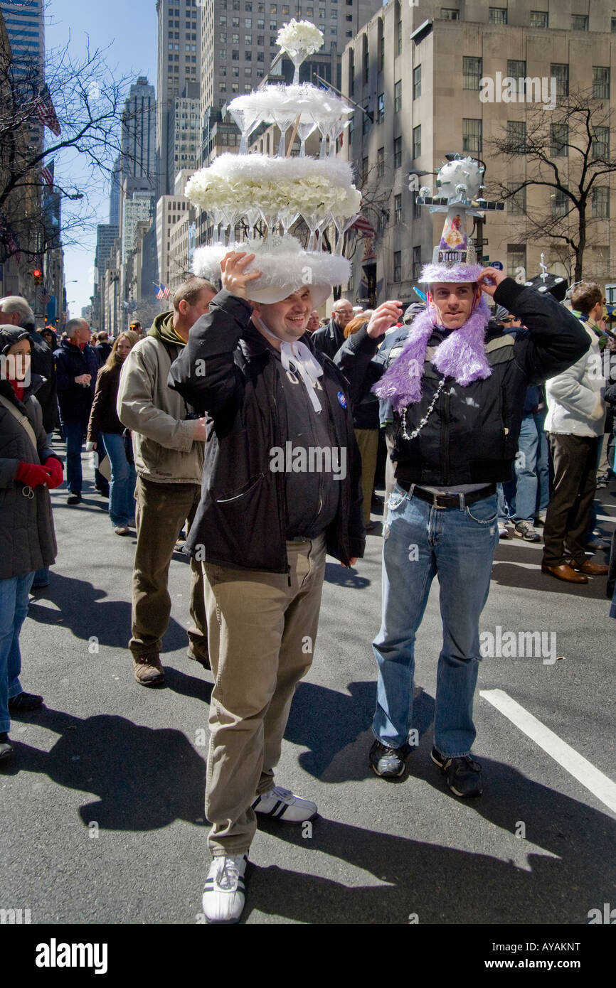 Hochzeitstorte Easter Parade verrückte Hüte auf Fifth Avenue in New York City Stockfoto