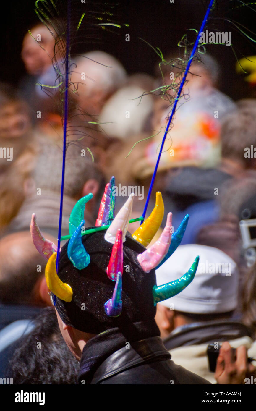 Easter Parade verrückten Hut aus mehreren Teufelshörnern und Pfauenfedern in New York City Stockfoto
