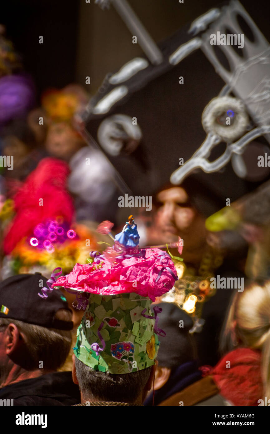 Easter Parade verrückten Hut mit einem Märchen Prinzessin Thema auf Fifth Avenue in New York City Stockfoto