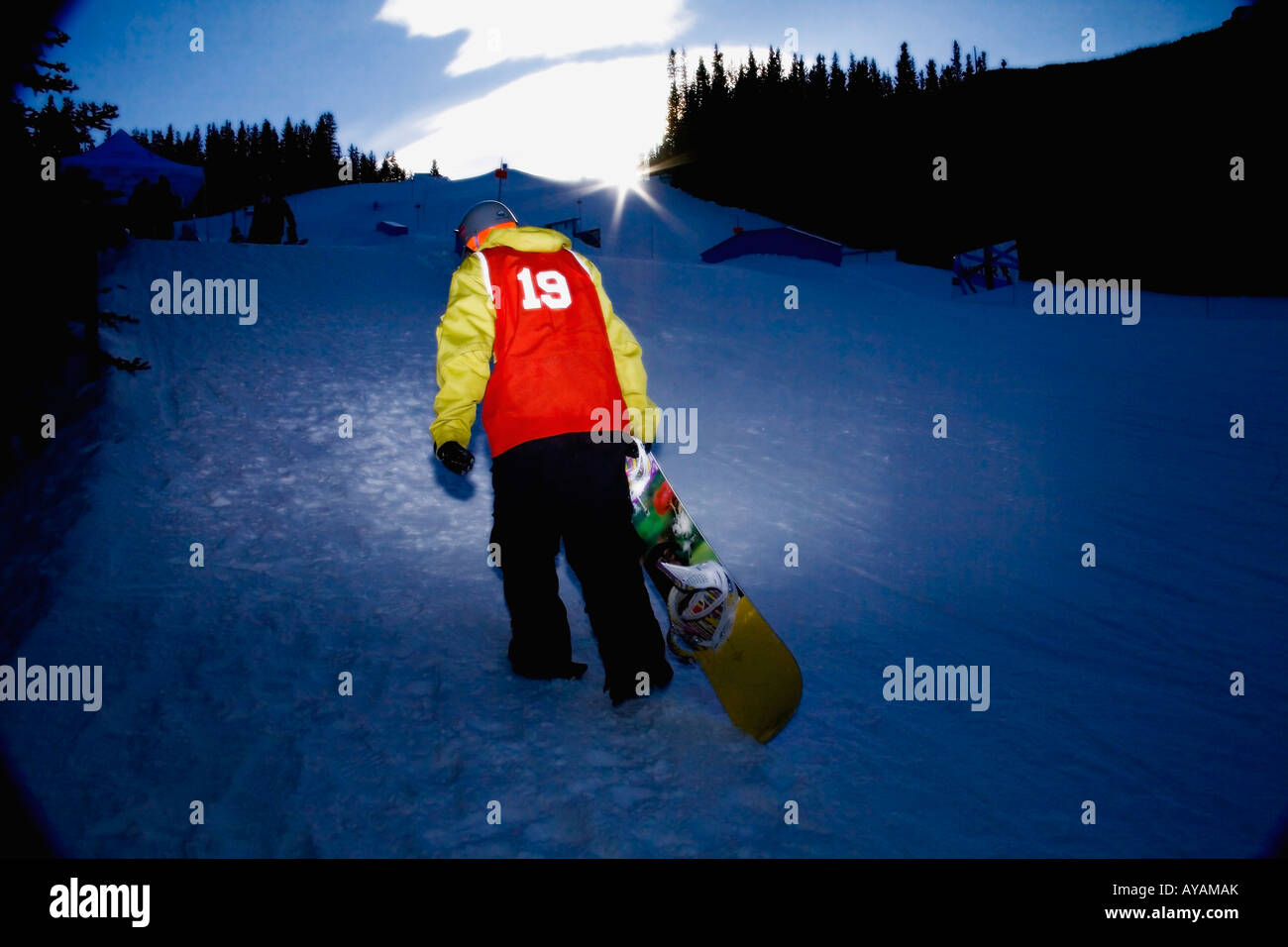 Snowboarder, Klettern, Ski-Hügel, Kananaskis, Alberta, Kanada Stockfoto