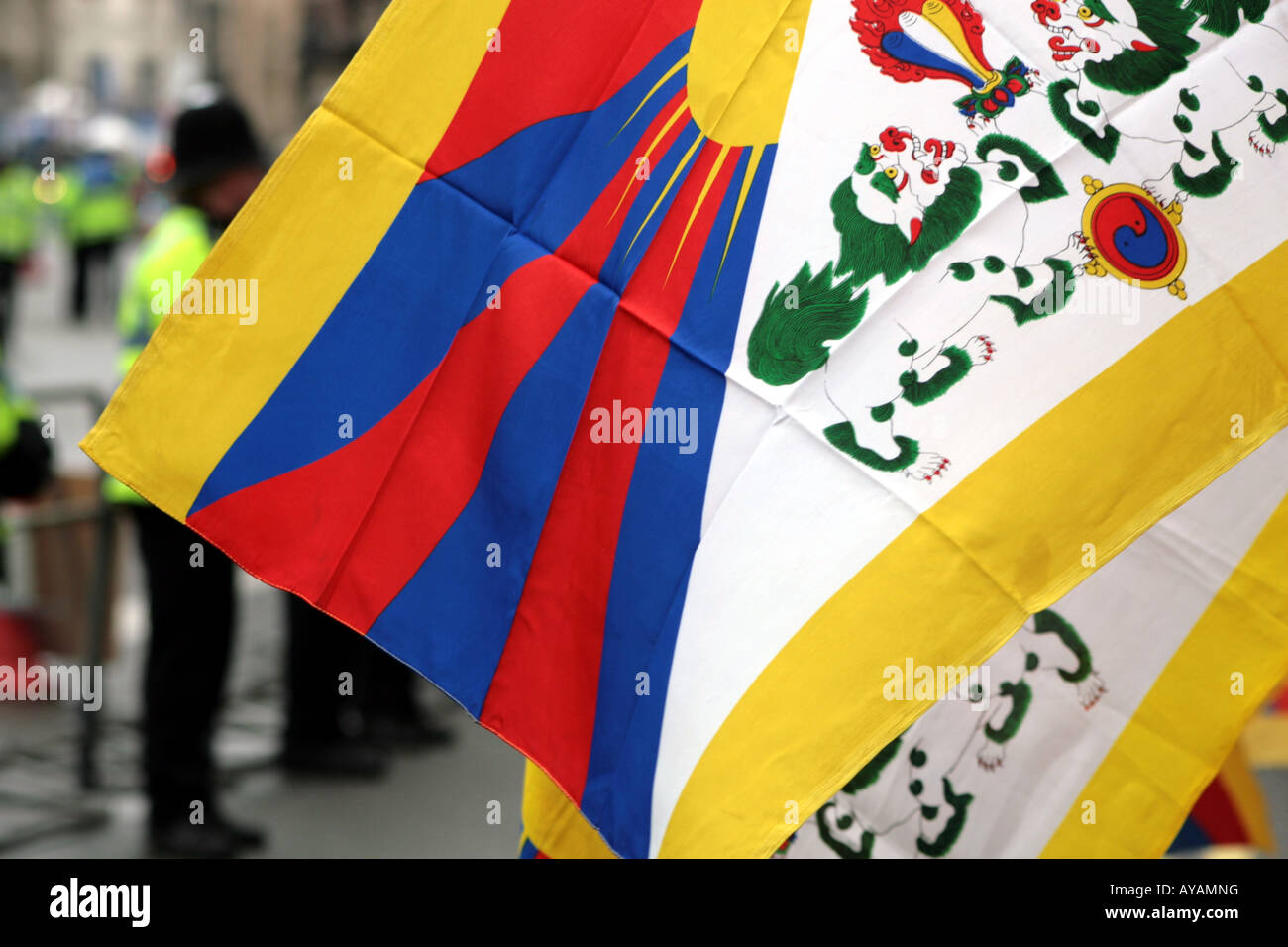 Flagge Tibets fliegt bei Demonstration in Whitehall während der Passage der Olympischen Fackel durch London Stockfoto