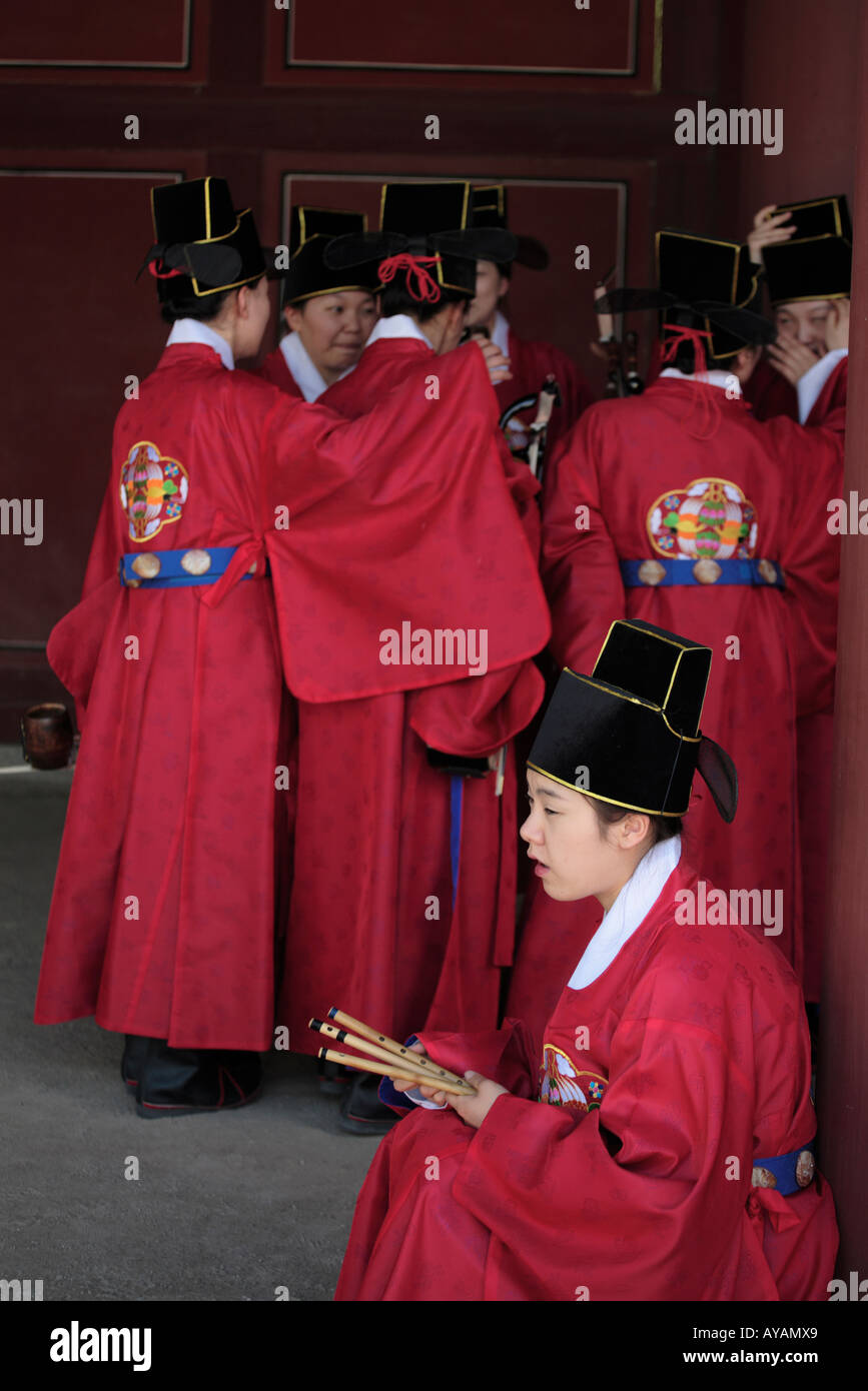 South Korea-Seoul-Schauspieler in historischen Kostümen vorbereiten re Inkraftsetzung der königliche Prozession am Changgyeonggung eine fünf Stockfoto