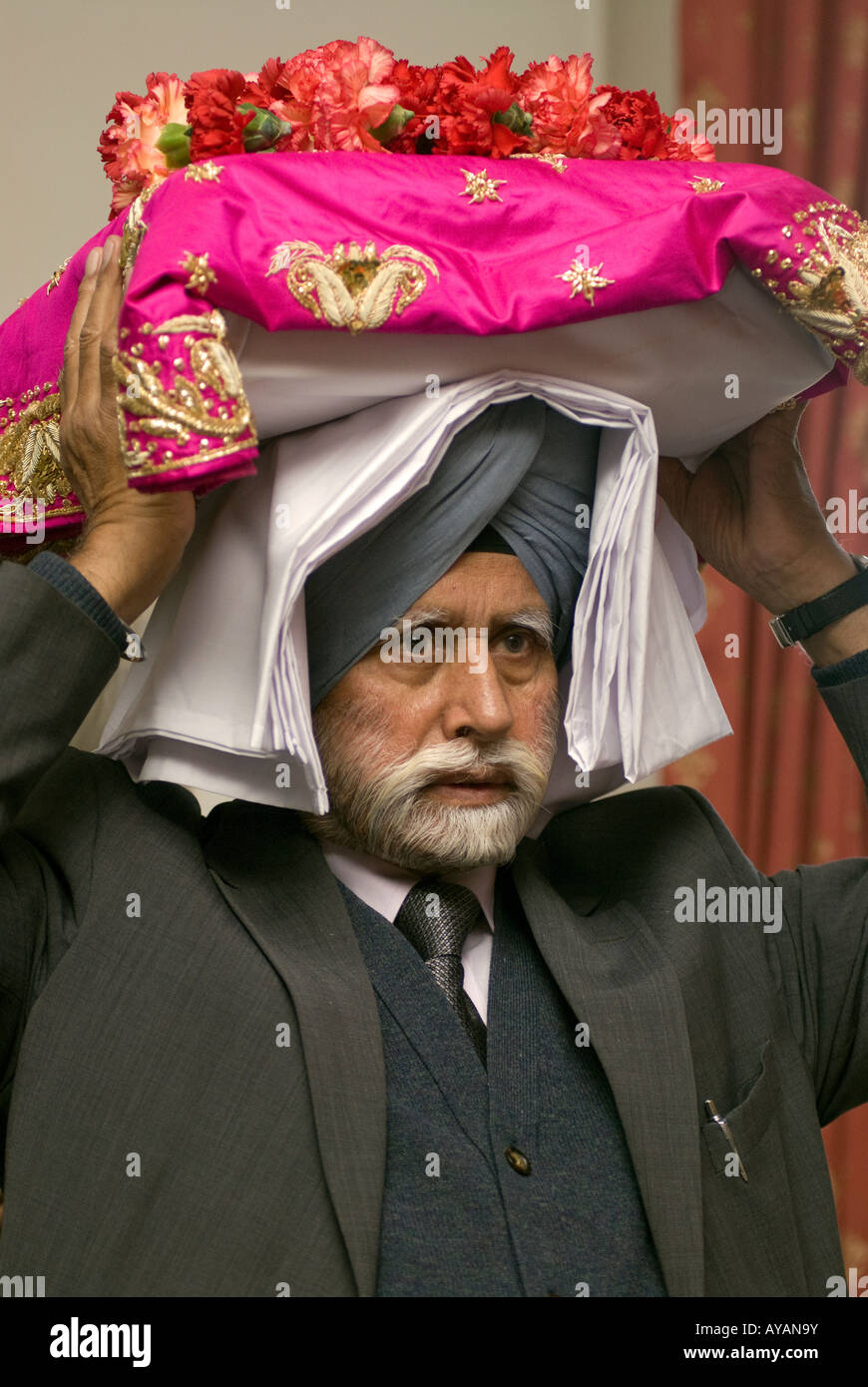 Sikh tragen heiliges Buch im inneren Tempels beim Festival von Vaisakhi Sri Guru Singh Sabha Hounslow Middlesex UK März 2008 Stockfoto